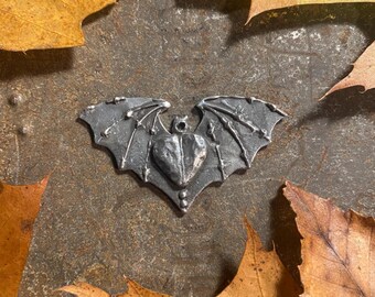 Ciondolo a forma di cuore di pipistrello di Halloween, ciondolo in peltro fatto a mano