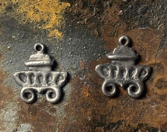 Set di due connettori per orecchini a forma di pagoda in peltro fatti a mano per collane o orecchini E2101