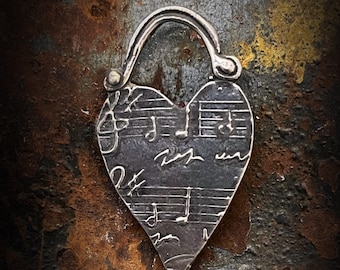 Ciondolo a forma di cuore musicale, ciondolo a forma di cuore in peltro P1046