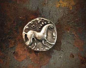 Bottone singolo fatto a mano con cavallo celtico BU1001