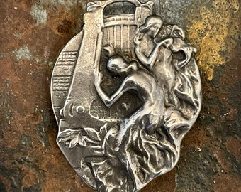 Ciondolo musicale Art Nouveau, suonatore di arpa e violino P1047