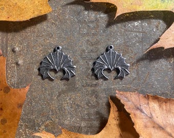 Ali di pipistrello con finitura scura e ciondoli a forma di cuore, ciondoli per orecchini in peltro, gioielli rustici, fatti a mano, E2068