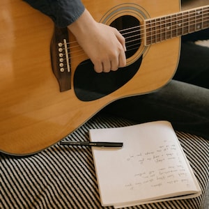 Ein SONG 4 U: Hollywood Songwriter schreibt ein originelles Lied für Ihre besondere Person oder Ihren besonderen Anlass; Lieferung in wenigen Tagen auf mp3