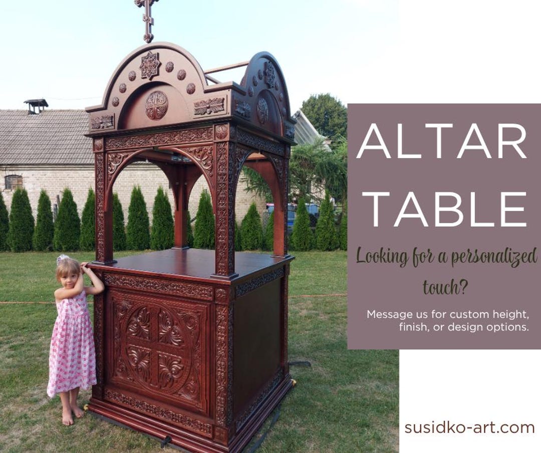 Santuario de madera: mesa de altar intrincadamente tallada con un toque ...