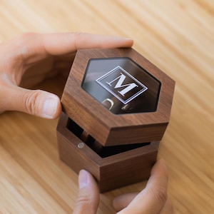 Boîte à montres hexagonale avec plateau en verre et coussin (montre non incluse) - Boîte cadeau en bois pour Apple Watch, cadeau pour le mariage du marié, boîte pour proposition inversée