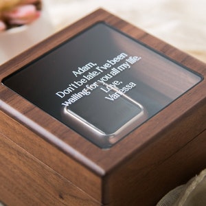 Boîte à montres avec plateau en verre et coussin (montre non incluse) - Boîte en bois de noyer personnalisée, cadeau de mariage pour le père de la mariée et le mari de la mariée