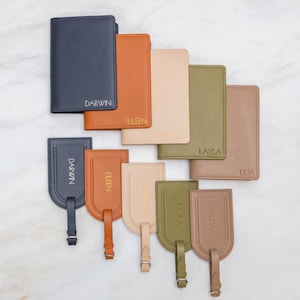 Porte-passeport en cuir gaufré et étiquette de bagage en relief (SET) - Porte-cartes de voyage, 3e anniversaire de mariage, cadeau personnalisé pour la famille