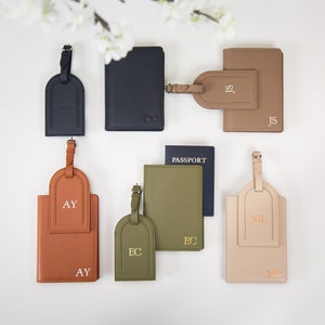 Porte-passeport en cuir gaufré et étiquette de bagage en relief (SET) - Porte-cartes de voyage Anniversaire de mariage Hôtesse de l'air Pilote cadeau voyageur