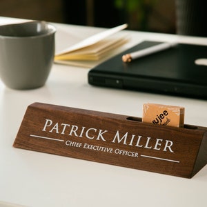 Bloc nominatif en bois avec fente pour carte (impression blanche 10 po.) - Plaque nominative de bureau personnalisée pour PDG, propriétaire de petite entreprise, directeur des ventes, cadeau pour patron