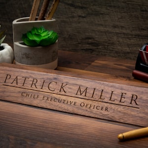 Bloc pour nom en bois (11,75 po.) - Plaque de bureau gravée, cadeau personnalisé pour la promotion d'un nouveau bureau pour homme Mari Épouse Papa Enseignant Entreprise Employé RH