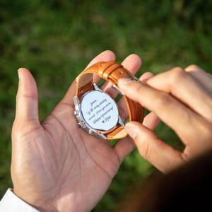 Engraved Metal Watch w/ Tan Leather Strap & Gift Box - Personalized Message Mens Watch Wedding Anniversary Gift Fiance Husband Dad Son bild 6
