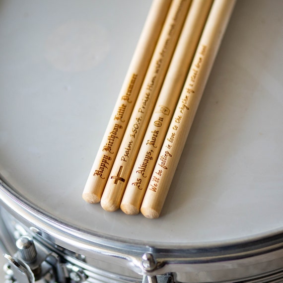 Paire de baguettes de tambour Baguettes en bois gravées en taille 5A,  cadeaux pour batteur ou musicien, cadeaux de groupe personnalisés, cadeau  de Noël étudiant -  France