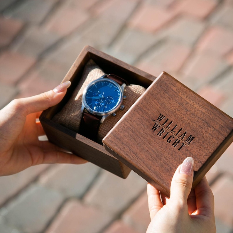 Engraved Metal Watch & Walnut Gift Box (SET) - Mens Leather Watches Anniversary Wedding Day Husband Boyfriend Dad Groomsmen Groom Gifts Bild 2