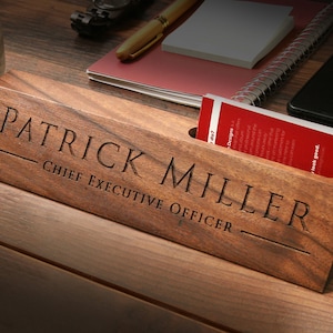Bloc pour nom en bois avec porte-cartes de visite - Plaque de bureau de 25 cm (10 po.), Cadeau promotionnel pour mentor pour directeur marketing d'une école, Nouveau bureau, Titre du poste