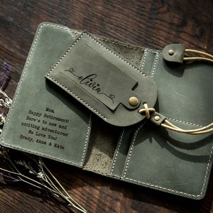 Ensemble porte-passeport gravé et étiquette de bagage - Ensemble en cuir pour 3e anniversaire de mariage, portefeuille de voyage monogramme, cadeau unique pour maman papa GF BF fiancé