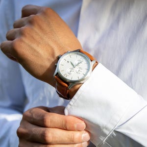 Engraved Metal Watch w/ Tan Leather Strap & Gift Box - Personalized Message Mens Watch Wedding Anniversary Gift Fiance Husband Dad Son bild 5