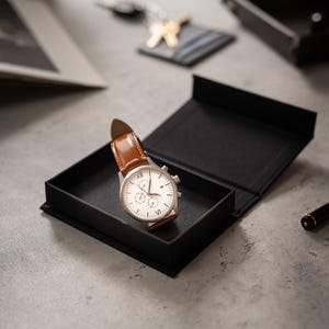 Engraved Metal Watch w/ Tan Leather Strap & Gift Box - Personalized Message Mens Watch Wedding Anniversary Gift Fiance Husband Dad Son bild 7