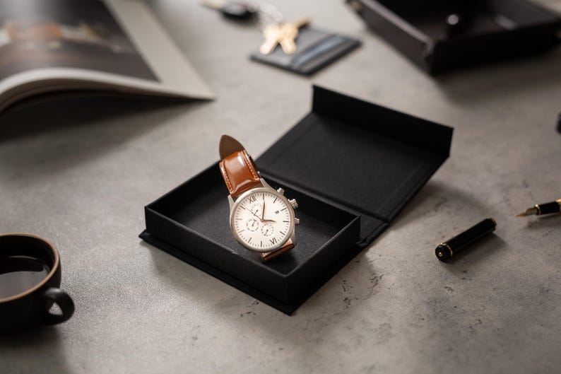 Engraved Metal Watch w/ Tan Leather Strap & Gift Box - Personalized Message Mens Watch Wedding Anniversary Gift Fiance Husband Dad Son bild 7