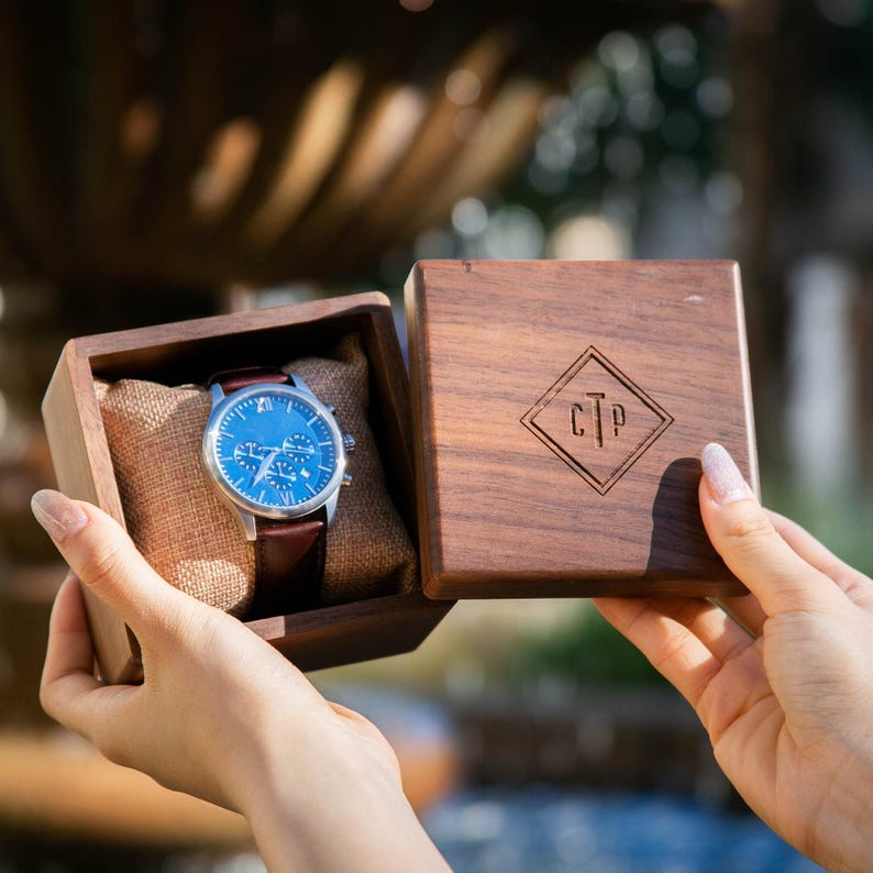 Engraved Metal Watch & Walnut Gift Box (SET) - Mens Leather Watches Anniversary Wedding Day Husband Boyfriend Dad Groomsmen Groom Gifts Bild 5