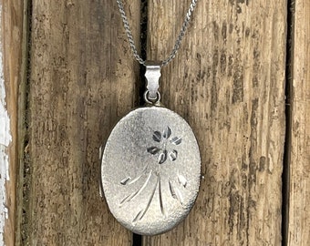 Large Vintage Solid Silver Oval Locket Necklace | Etched Engraved Opening Photo Pendant | European 835 Jewellery | 21&quot; Chain | Gift Mum Mom