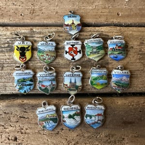 Ciondoli vintage in argento con scudo turistico svizzero, vecchie bandiere con stemmi svizzeri, ciondolo con collana e bracciale con souvenir di viaggio europeo