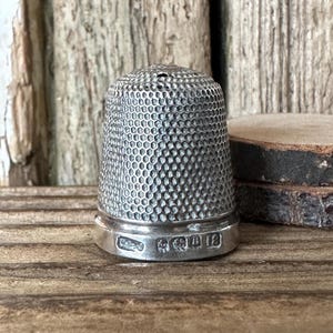 Antique Solid Silver Thimble, 1926 English Hallmark, Old Victorian Craft Collectable, Vintage Sewing Bee Dressmaker Tailor Gift, Size 18