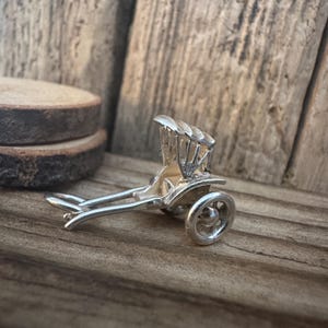 ヴィンテージ ソリッド シルバー プルド リキシャ チャーム、ブレスレット ネックレス ペンダント、ベトナム ベトナム サイゴン タクシー カート、アジア旅行 シクロ お土産
