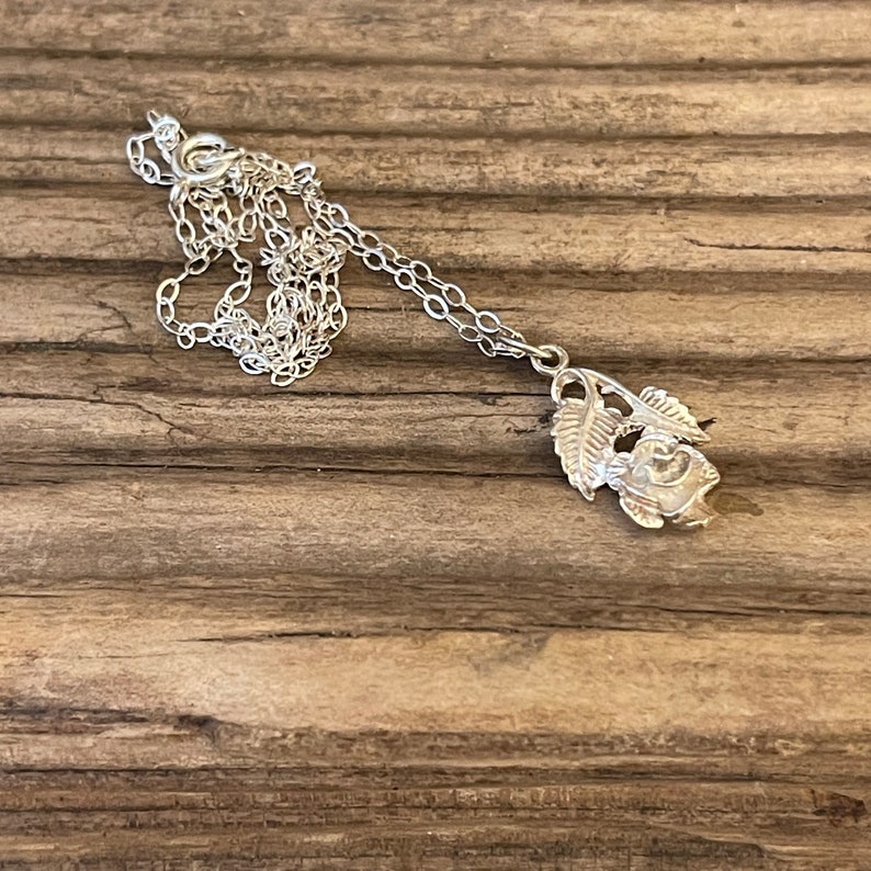 Wife Mum Daughter Love Friend Valentine Gift Vintage Rose Pendant Necklace Chain Silver 1970s Floral Jewellery 3D Flower Leaf Charm