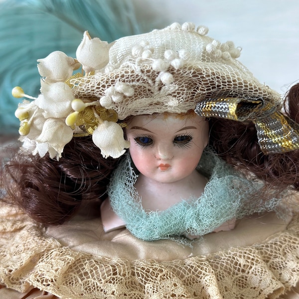 Antike Mignonette mit Maiglöckchen Hut, Deutscher Porzellan Puppen Kopf, Bisque, China doll head, Miniatur, handbemalt, Glasaugen