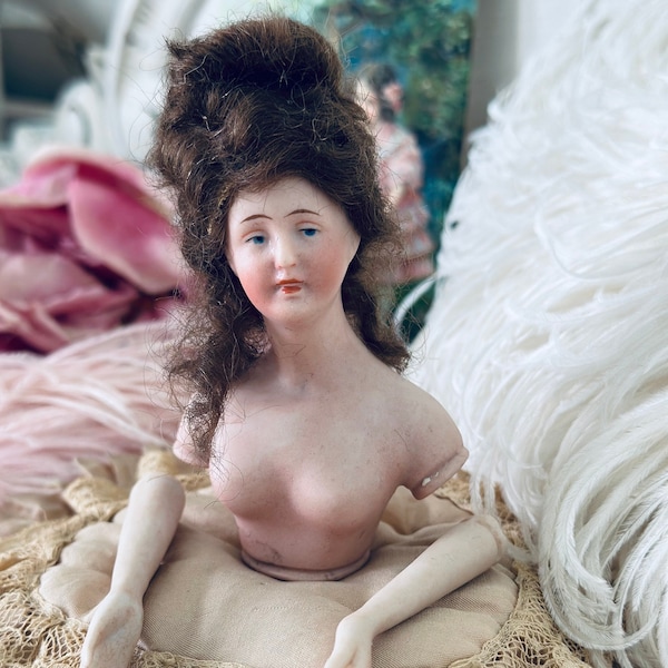 Superbe poupée de thé en porcelaine allemande antique des années 1920 avec perruque Mohair, demi-poupée bisque, poupée d’artiste Art déco, poupée Boudoir