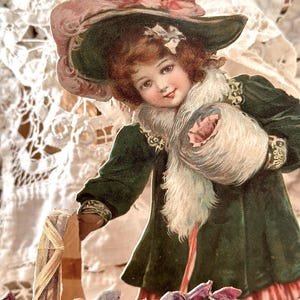Figura de pie de encaje de papel victoriano antiguo de gran tamaño: emergente: niña con canasta de flores