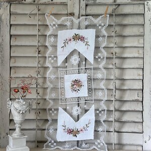 リボン刺繍が施されたヴィンテージネットテーブルランナー – 繊細なネットに花柄 – 約90 × 40 cm – ロマンチックなブドワールスタイル