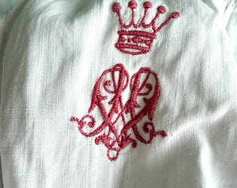 Culotte bouffante ancienne, style victorien, ornée d'une couronne noble et d'un monogramme.