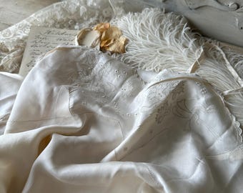 Exclusivo negligé de seda circa 1920, cosido y bordado a mano - Lencería vintage - Boudoir Couture