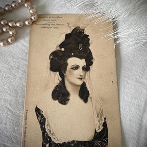 Carte postale ancienne 1909 – Buste de coiffeur en cire, Exposition de la Coiffure d'Anvers, Décor Curiosités et Boudoir - Sépia