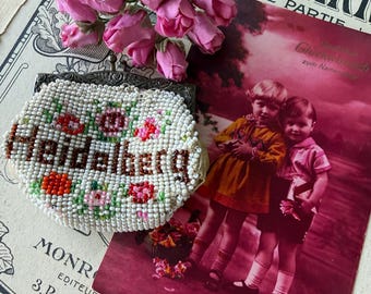 Bolso antiguo de cuentas de vidrio “Heidelberg” circa 1920, mini bolso, postal Art Déco, rosas de tela, bolso para muñeca, juego de tocador