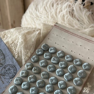 Stunning antique 1920s French button card with 48 dainty buttons in baby blue image 2