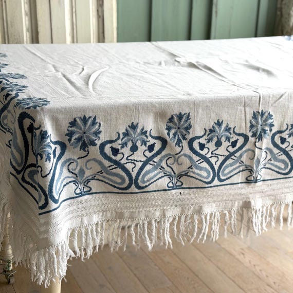 Antike Jugendstil Tischdecke um 1900 – handgestickte Bordüre in Blau, Baumwolle mit Fransen, French Nordic