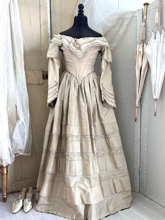 Antique victorian dress hotsell