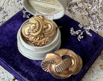 Par de broches antiguos en tono dorado, joyería Biedermeier circa 1850, broches de principios de la época victoriana, conjunto de broches en tono dorado
