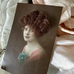 Carte postale française ancienne vers 1900 • Dame Art Nouveau avec de vrais cheveux • Coloriée à la main • Objet de collection Belle Époque