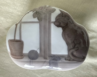 Rare Royal Copenhagen Art Nouveau lidded box with cat number 299/612