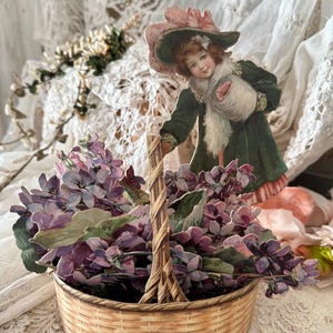 Grande figurine pop-up en papier victorien antique en dentelle - fille avec panier de fleurs