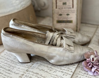 Antieke zijden satijnen pumps trouwschoenen of dansschoenen uit 1896 shabby brocante chic Victoriaans