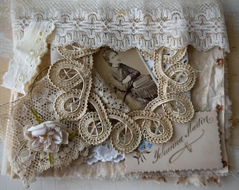 Puede incluir: Un collage de estilo vintage con una fotografía en tonos sepia de una mujer, enmarcada por un intrincado encaje color crema. El collage incluye delicados adornos de encaje, una flor de tela y una tarjeta manuscrita con el nombre "Johanna Martin".