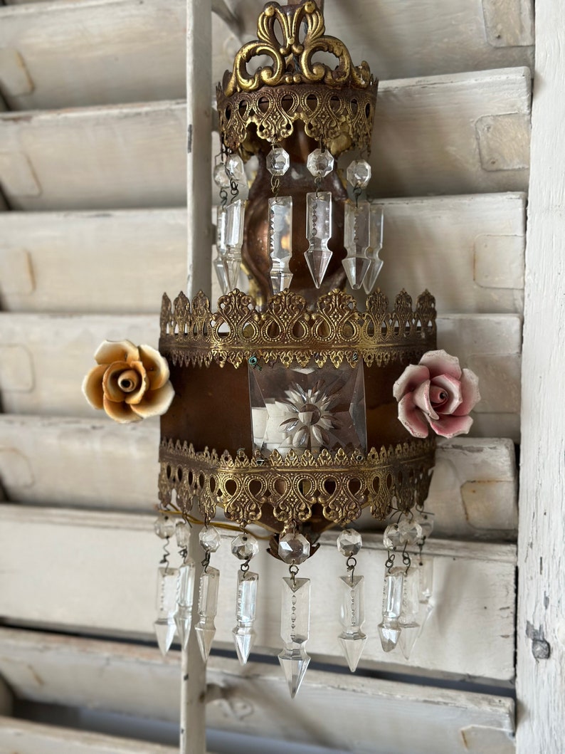 Umwerfende Italienische Vintage Empire Wandlampe Chandelier mit Porzellanrosen und Kristall Behang Boudoir chic zdjęcie 5