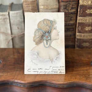 Bellezza Art Nouveau con copricapo scintillante – cartolina francese firmata 1902