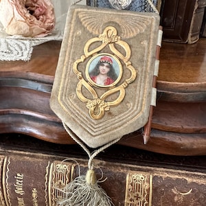 Antike Ballspende Jugendstil um 1900 • Samt Tanzbüchlein mit Damenporträt und Goldverzierung • Wiener Balltradition