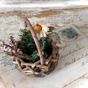 Cestino antico in miniatura con fiori di salice e carta – oggetto unico per casa delle bambole risalente al 1920 circa