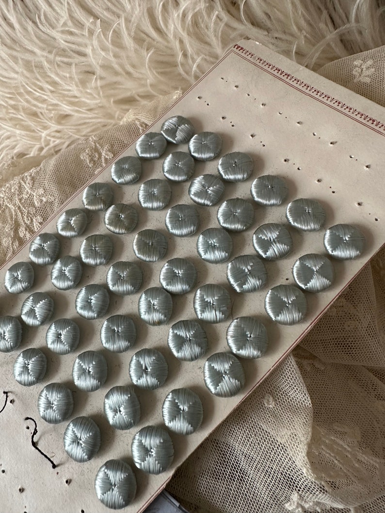 Stunning antique 1920s French button card with 48 dainty buttons in baby blue image 3